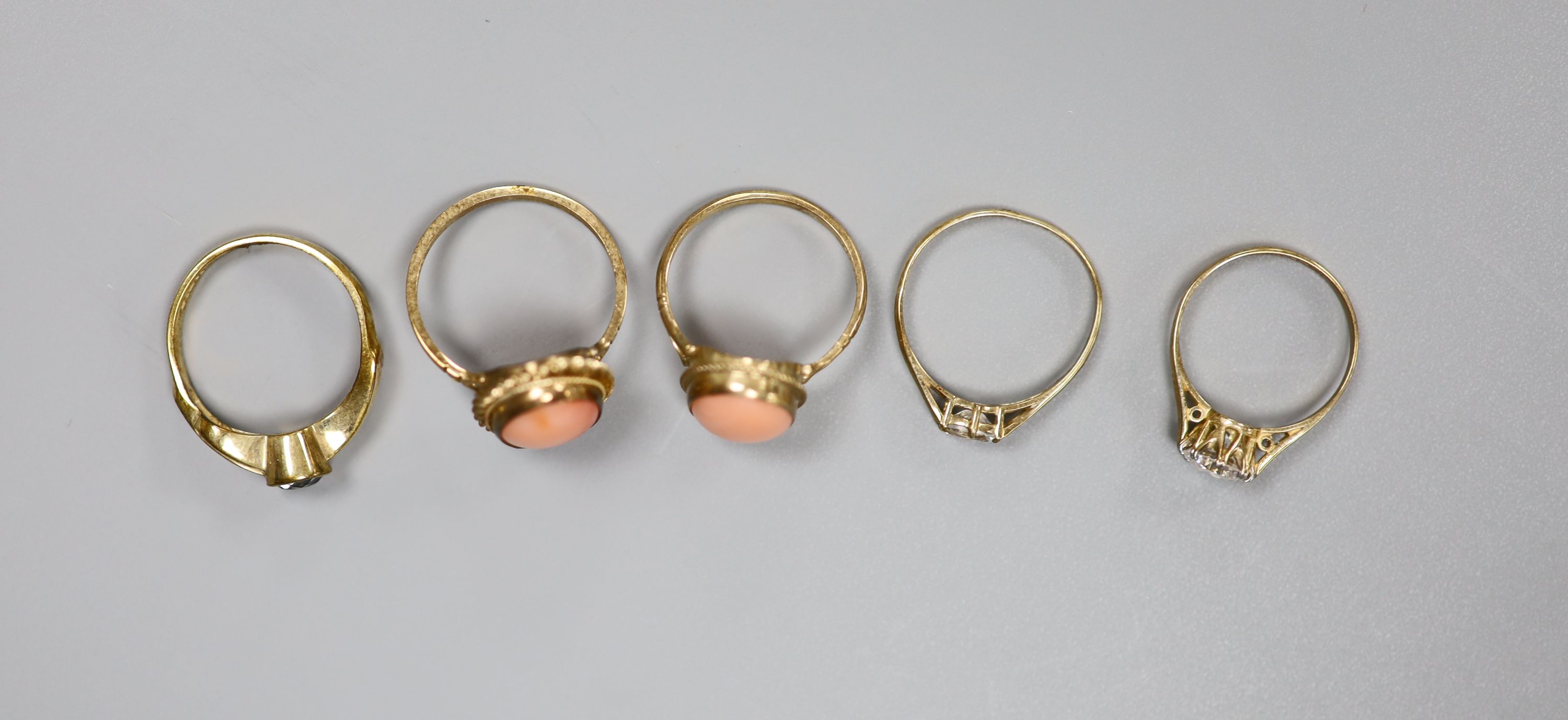 Five assorted modern 9ct gold and gem set rings, including aquamarine and two cabochon coral